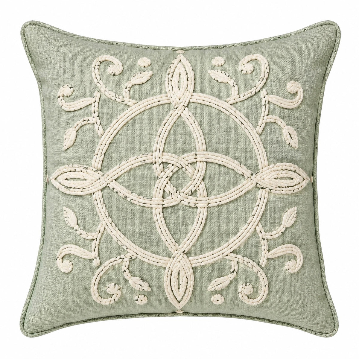 Cojín decorativo cuadrado 45 cm de tejido verde salvia con bordado en relieve estilo clásico